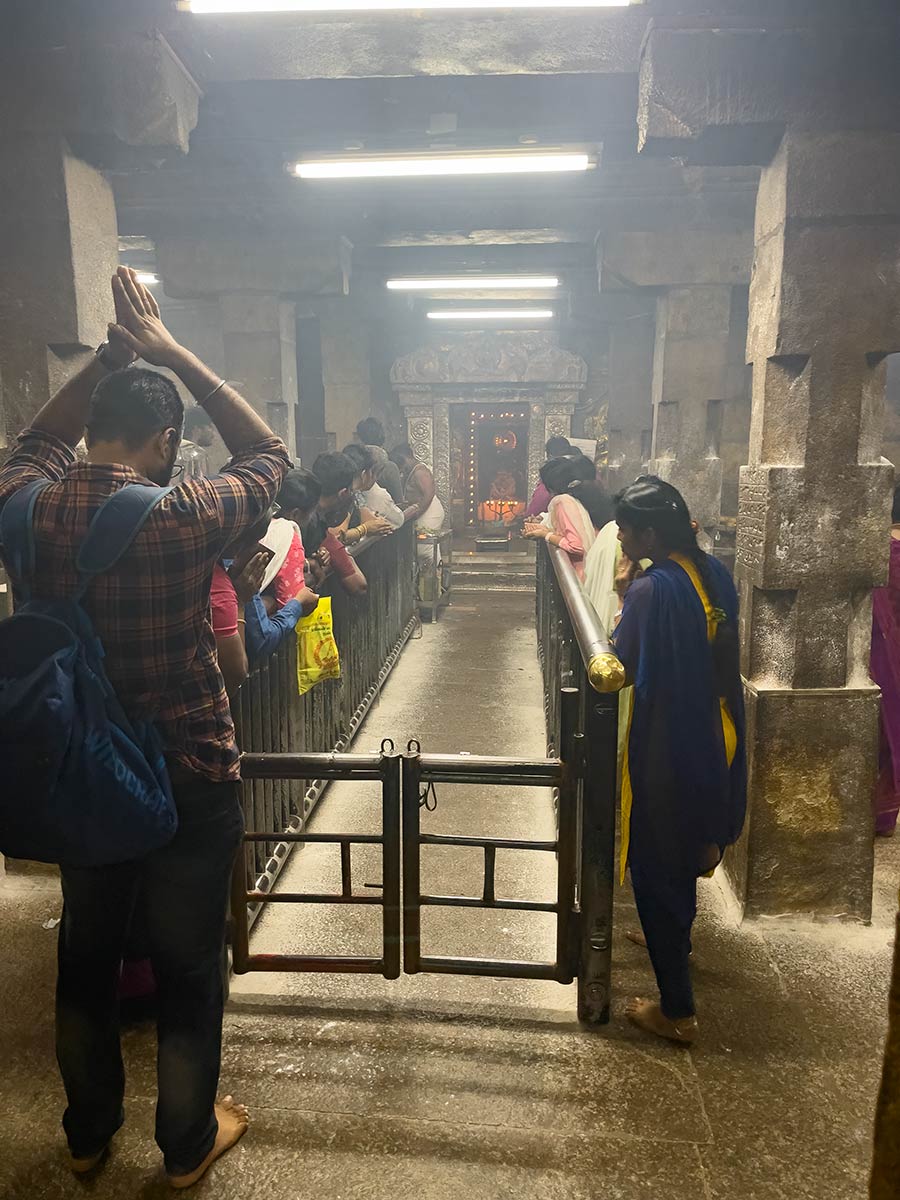Arulmigu Patteswar Swamy-tempel, Coimbatore. Pelgrims in binnenheiligdom van tempel.