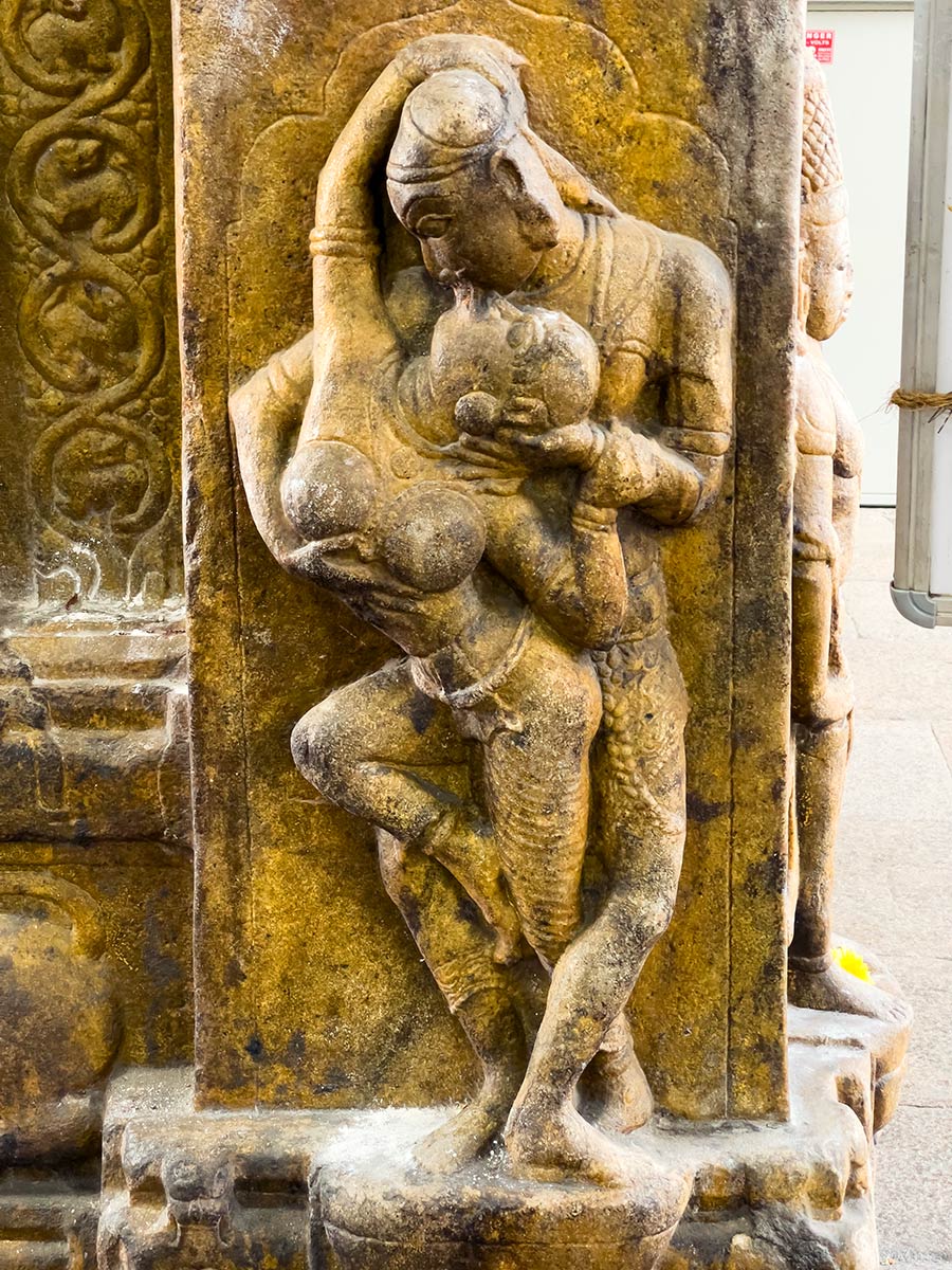 Templo Arulmigu Patteswar Swamy, Coimbatore. Talla de piedra de bailarines del templo.