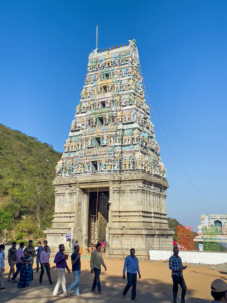 Arulmigu Subramaniyaswami Thirukovil ، كويمباتور. حجاج يمشون بالقرب من مدخل المعبد.