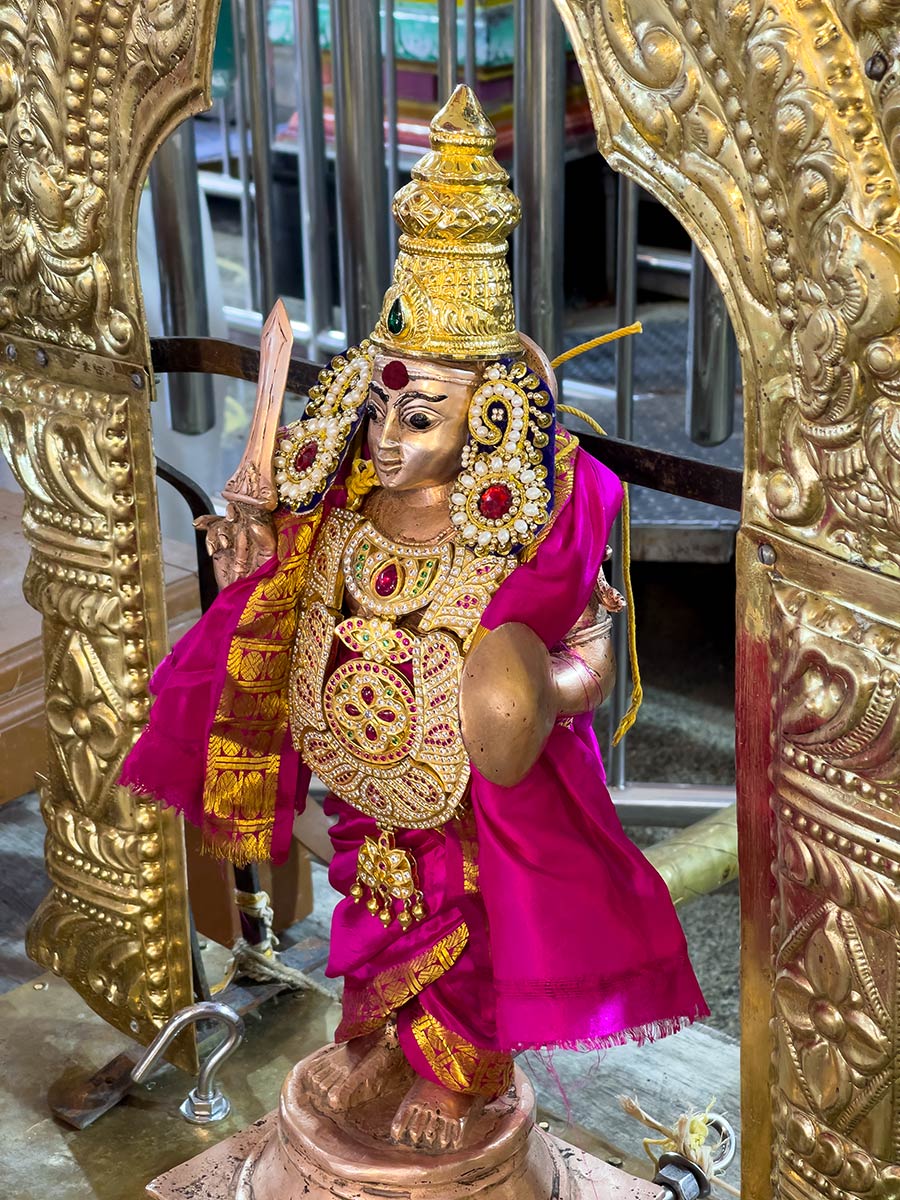 Arulmigu Subramaniyaswami Thirukovil, Coimbatore. Kleine Bronzestatue von Muruga, der Hauptgottheit des Tempels.
