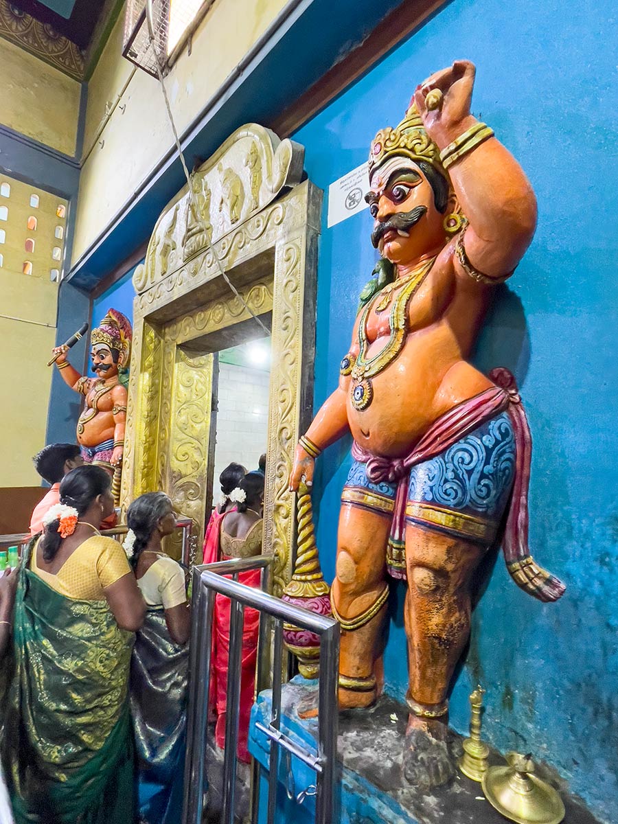 Arultharum Mutharamman Thirukovil, Kulasekharapatnam. Pelgrims die tempel binnengaan door standbeeld van tempelbewaker.