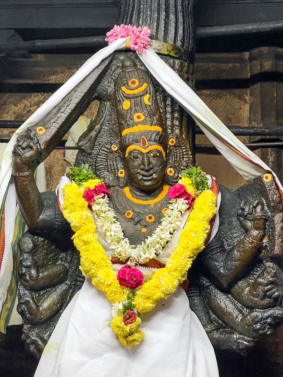 Templo Athmanathaswamy Shiva, Avudayarkovil. Estátua de pedra de Shiva.