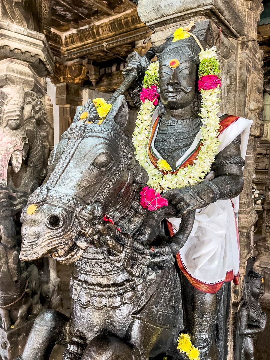 Tempio di Athmanathaswamy Shiva, Avudayarkovil. Colonna di pietra scolpita al tempio.