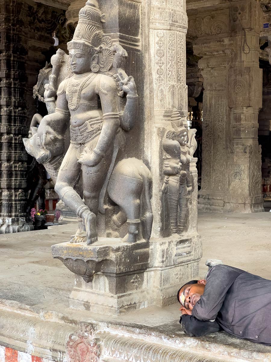 Athmanathaswamy Shivan temppeli, Avudayarkovil. Pyhiinvaeltaja nukkuu temppelin sisällä.