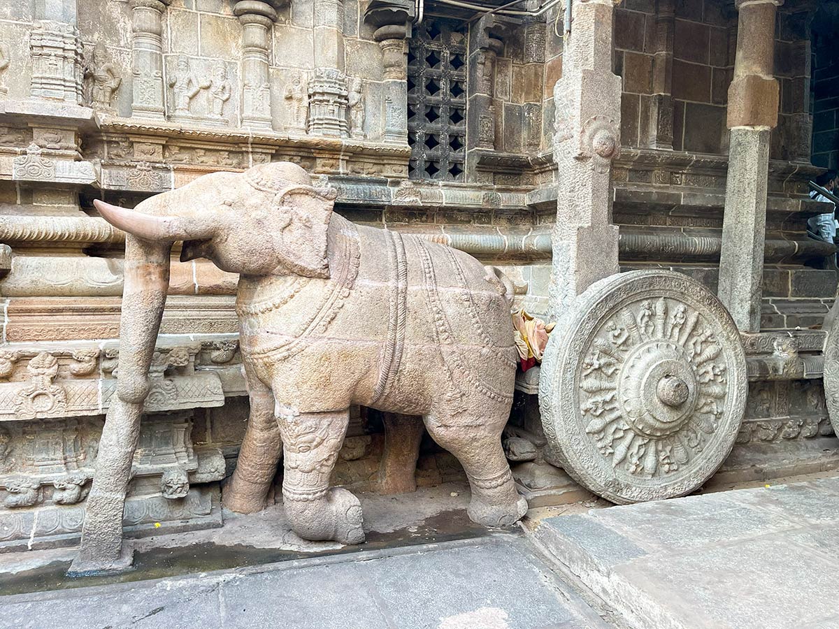 Templo Kumbeshwara Shiva, Kumbakonam. Talla de piedra de elefante en el lateral del templo interior.