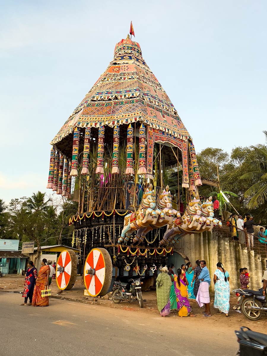 Saranath Perumal Vishnu -temppeli, Tirucherai. Pyhiinvaeltajat temppelifestivaalilla käytettyjen rituaalivaunujen vieressä.