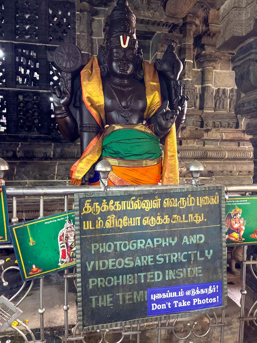 Sarangapani Vishnu-tempel, Kumbakonam. Teken bij tempel.