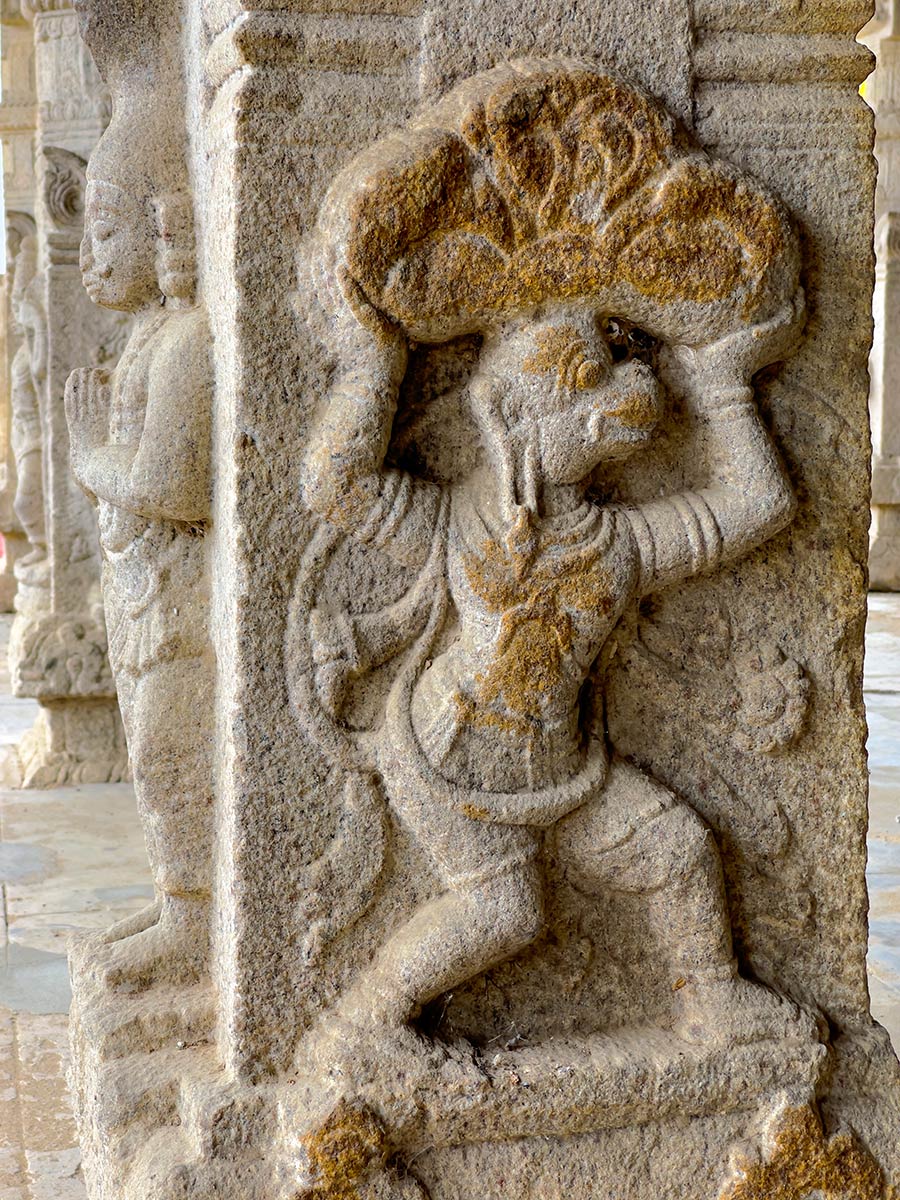 Tempio Sri Vaikundam Perumal Vishnu, Srivaikuntam. Scultura in pietra sul pilastro di Hanuman che trasporta Medicine Mountain per salvare la vita di Lakshman.