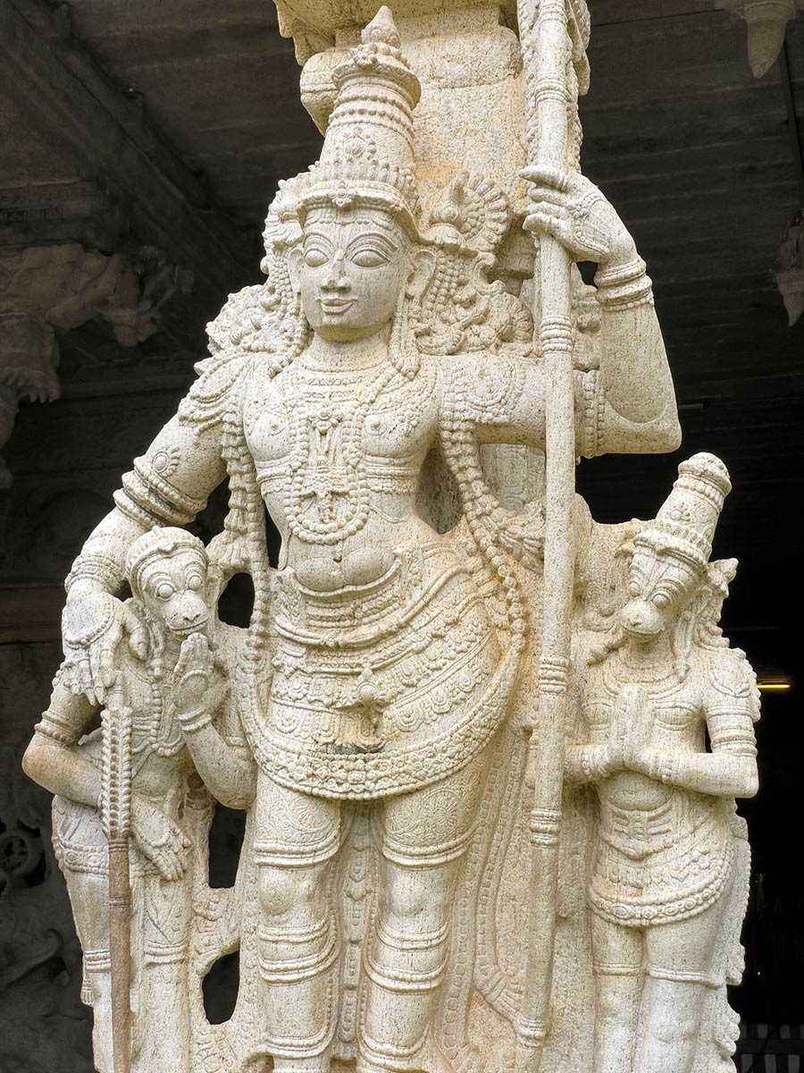 Tempio Sri Vaikundam Perumal Vishnu, Srivaikuntam. Scultura in pietra sul pilastro del tempio.