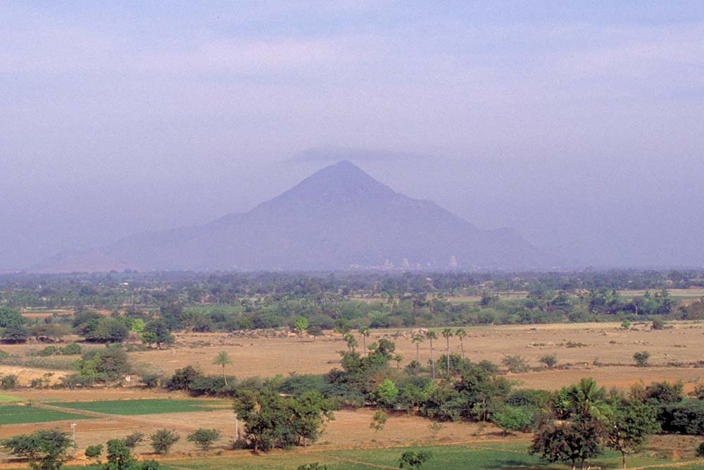 הר ארונאצ'לה עם מתחם מקדש טירוונמאלאי בבסיס ההר.