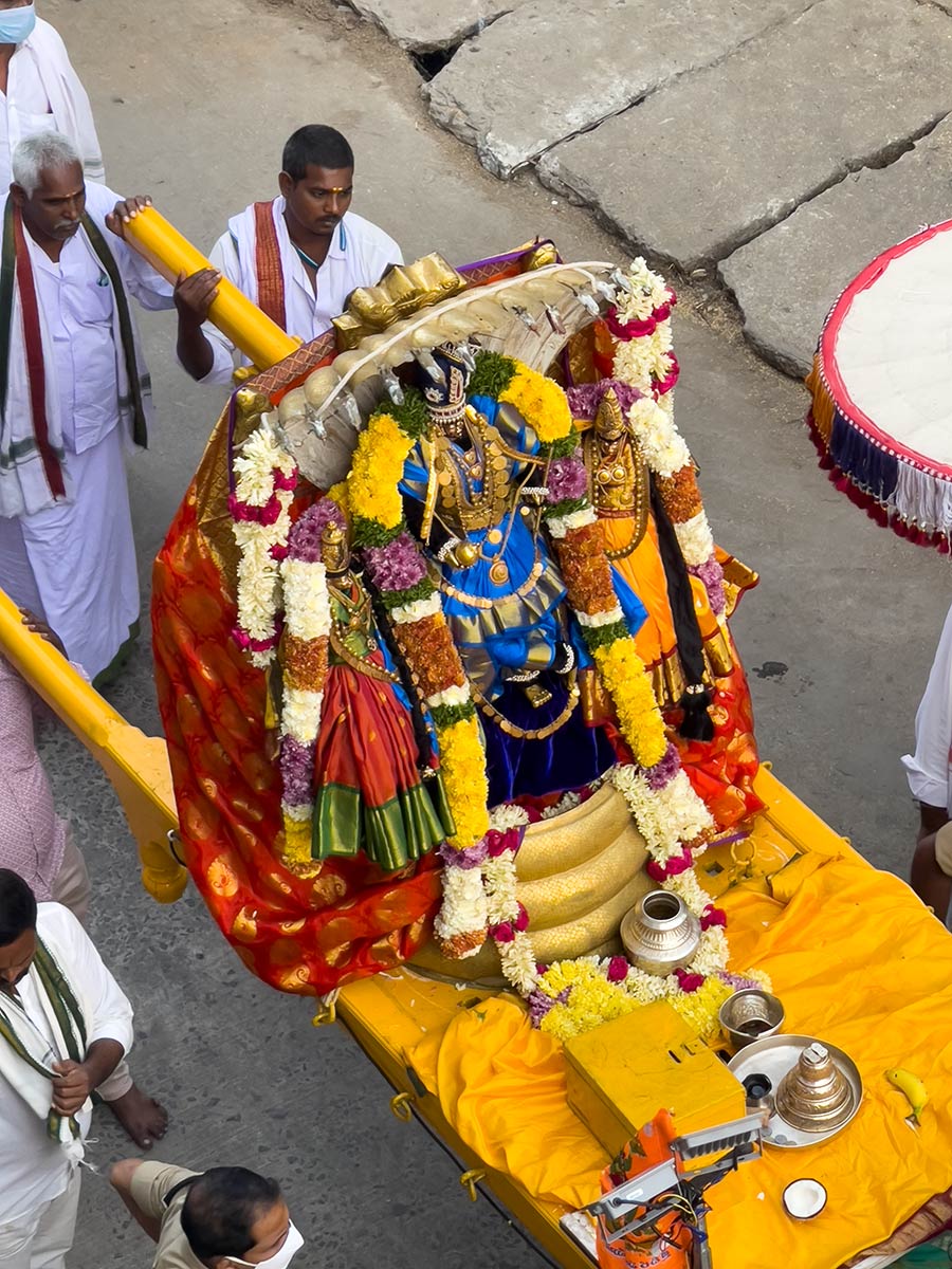 Bhadrachala Sri Sita Ramachandra Swamy Temple Bhadrachalam. Pellegrini che trasportano la statua della divinità durante il festival.