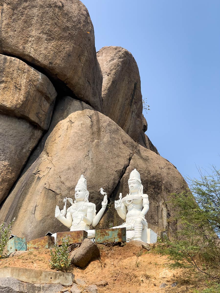 Sri Bhadrakali Devastanam, Warangal. Statue di Shiva e della dea Bhadrakali vicino al tempio.