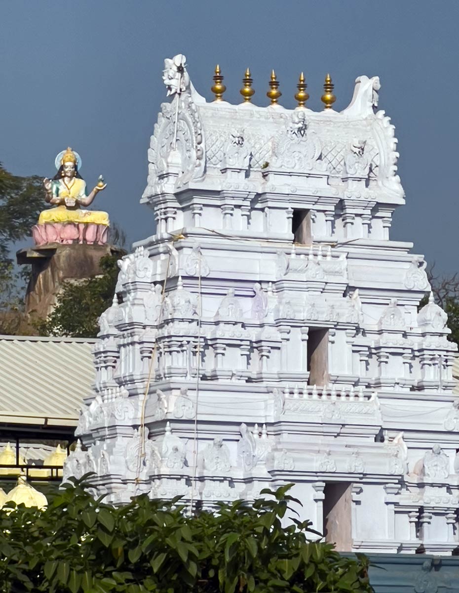 Sri Gnana Saraswati Devasthanam, Basar. Estátua da Deusa Saraswati e torre do templo.