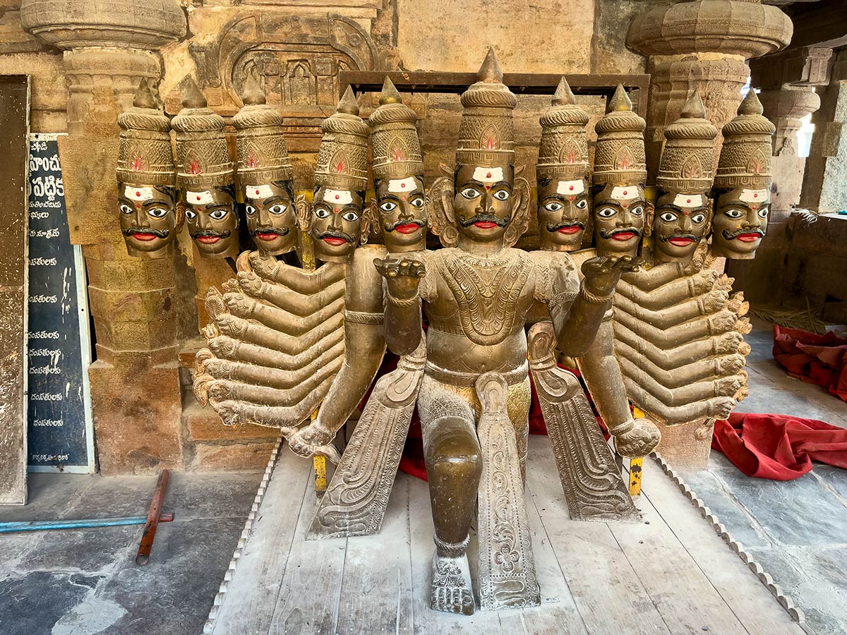 Sri Jogulamba Ammavarin temppeli, Alapur. "Demon" Ravanan patsas.