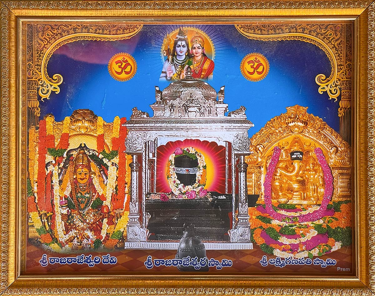 Sri Raja Rajeshwara Swamy Devasthanam, Vemulawada. Gerahmtes Gemälde von Tempelgottheiten.
