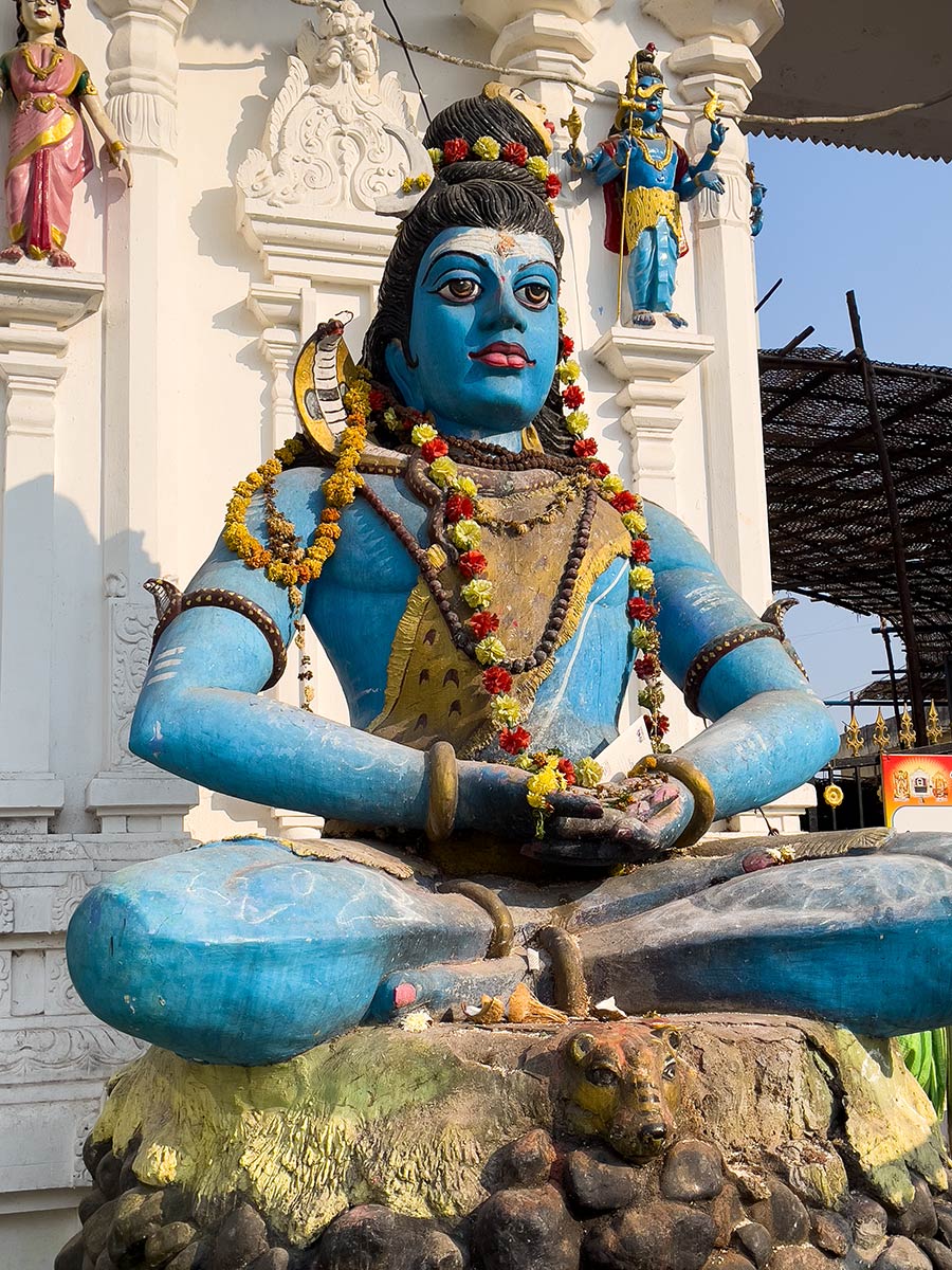 Sri Raja Rajeshwara Swamy Devasthanam, Vemulawada. Statue de Shiva assis à l'entrée du temple.