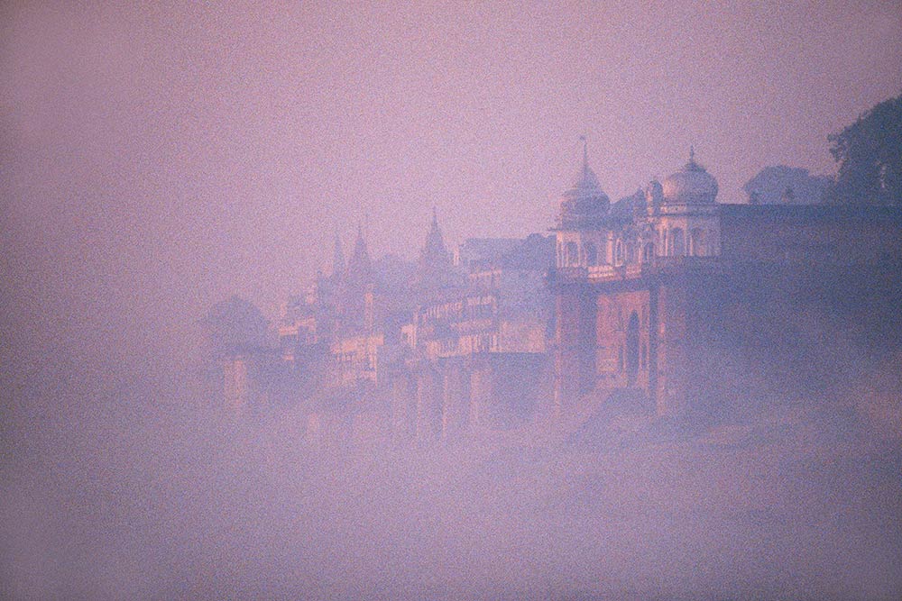 Tidigt på morgondimman täcker floden Ganges och den heliga staden Banaras