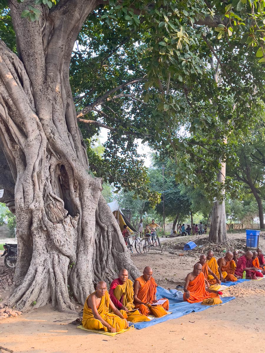 Buddhistiska munkar på den heliga platsen Sankassa
