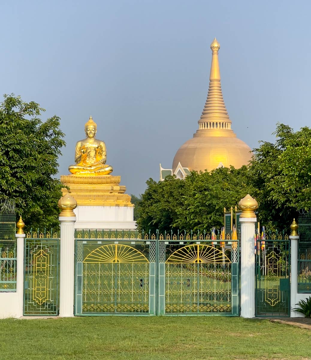 Standbeeld van Boeddha en Jetavana Stupa, Shravasti