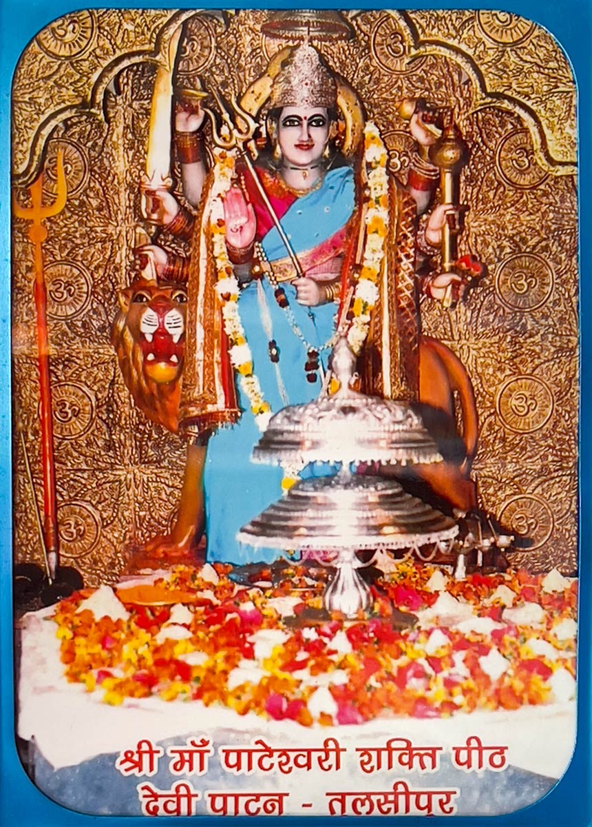Valokuva jumalattaren patsaasta Devi Patanin temppelissä Tulsipurissa