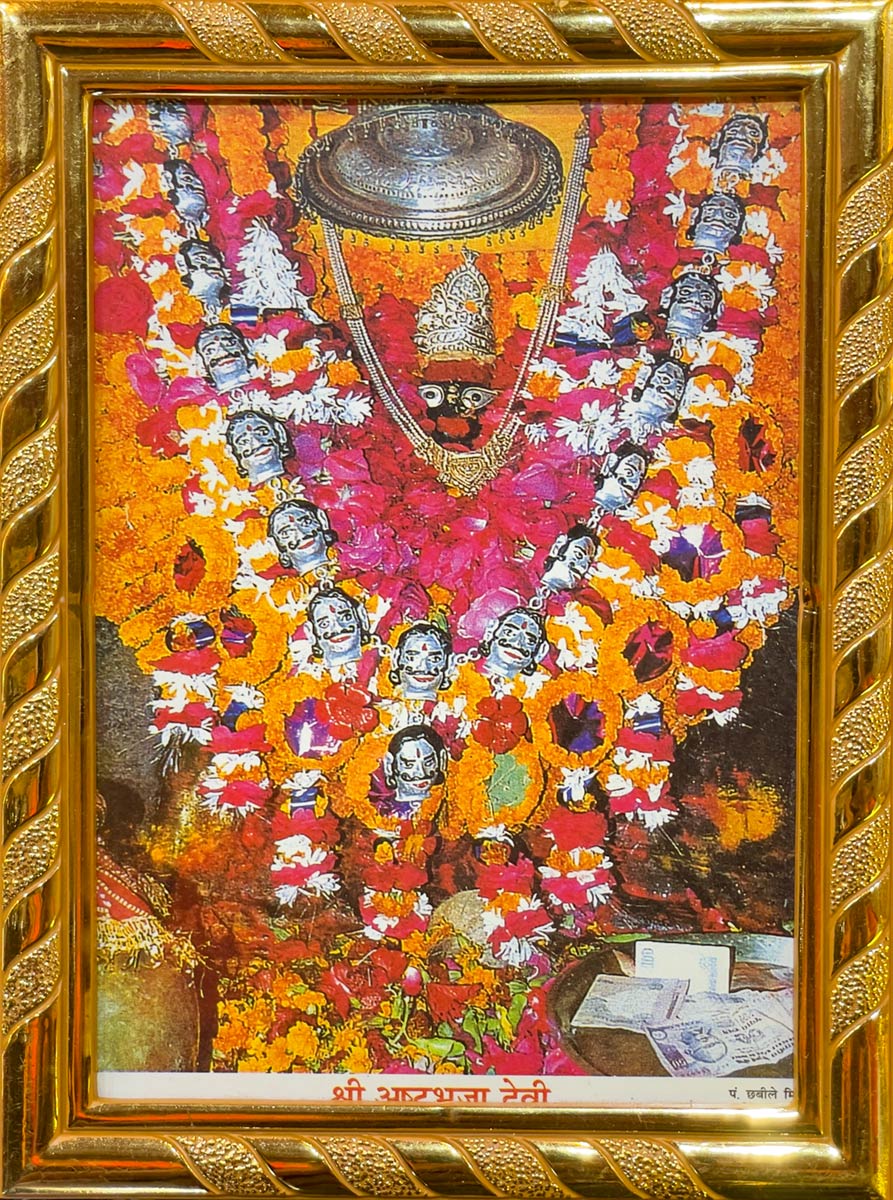 Kehystetty valokuva jumaluuspatsaasta Ashtabhuja Devi -temppelissä, Vindhyachalissa