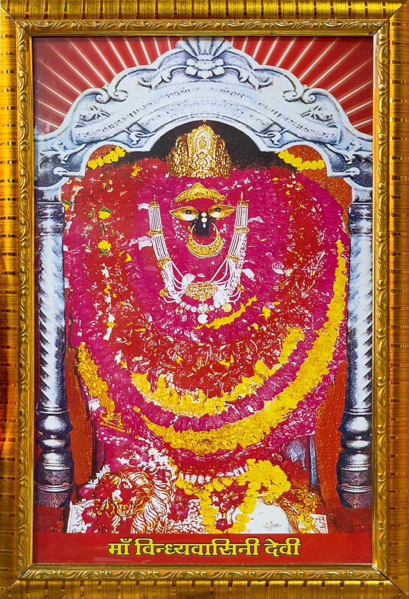 Kehystetty valokuva jumaluuden patsaasta Maa Vindhyavasinin temppelissä Vindhyachalissa