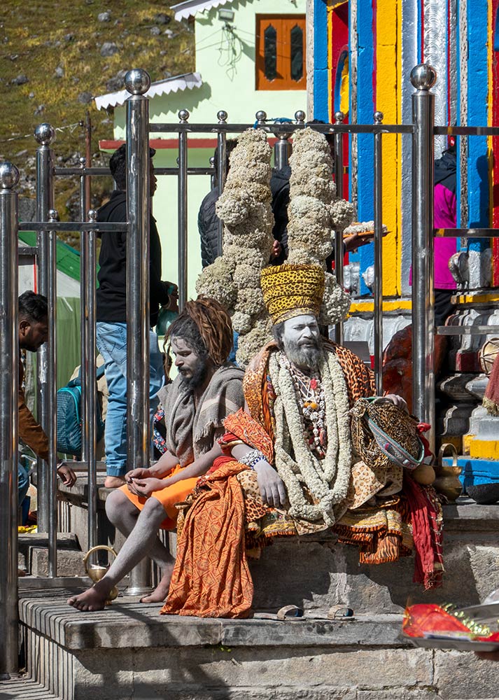 Sadhus في معبد Kedarnath ، أوتارانتشال