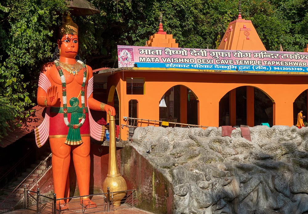 Tapkeshwar Shivan temppeli suurella Hanuman-patsaalla, Dehradun, Uttarakhand