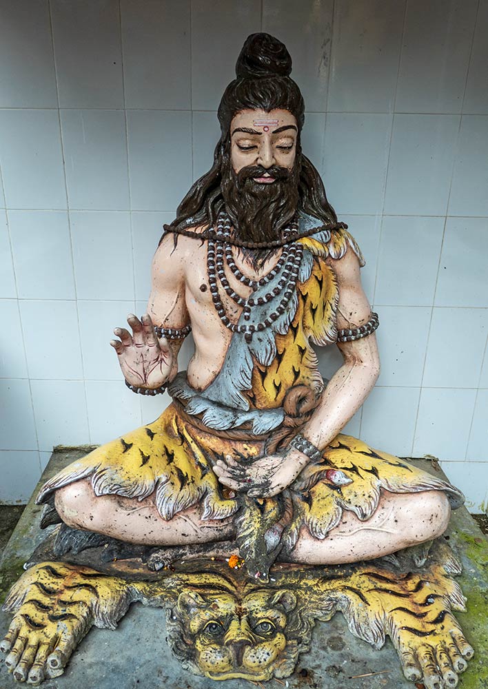Staty av Shiva vid Tapkeshwar Shiva Temple, Dehradun, Uttarakhand