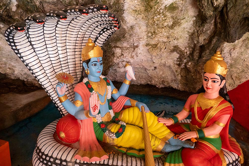 פסל שכיבה של וישנו במקדש השבעה Tapkeshwar, Dehradun, Uttarakhand