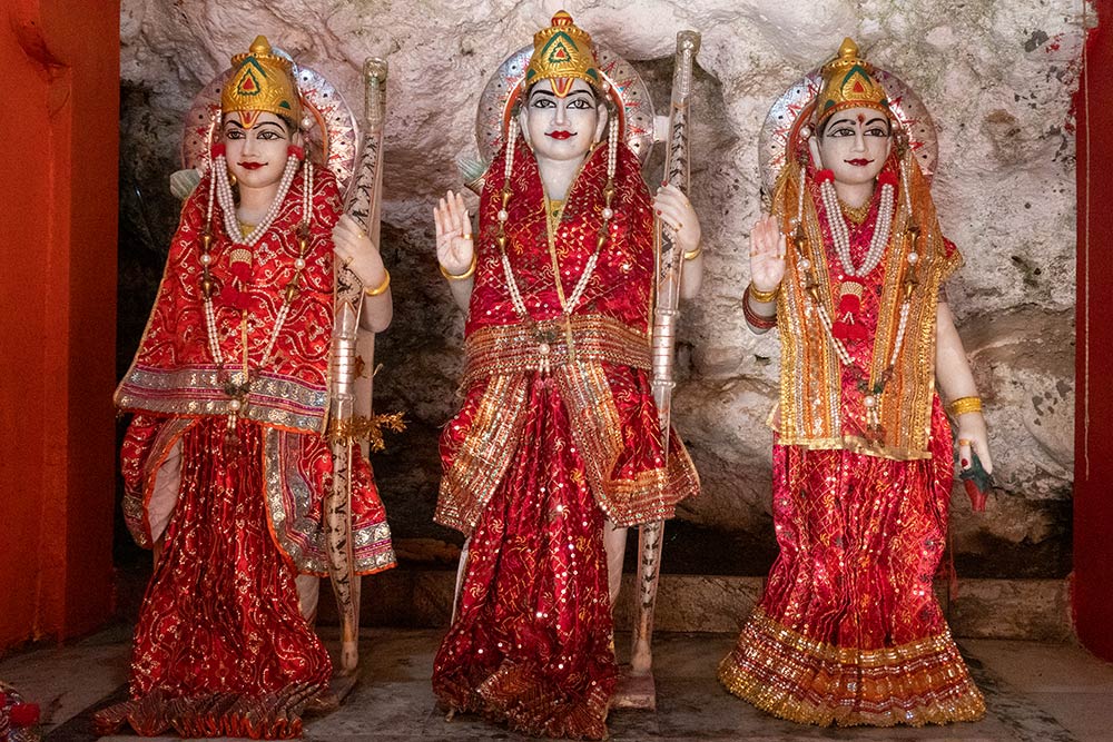 Jumalattareiden patsaat Tapkeshwar Shivan temppelissä, Dehradun, Uttarakhand
