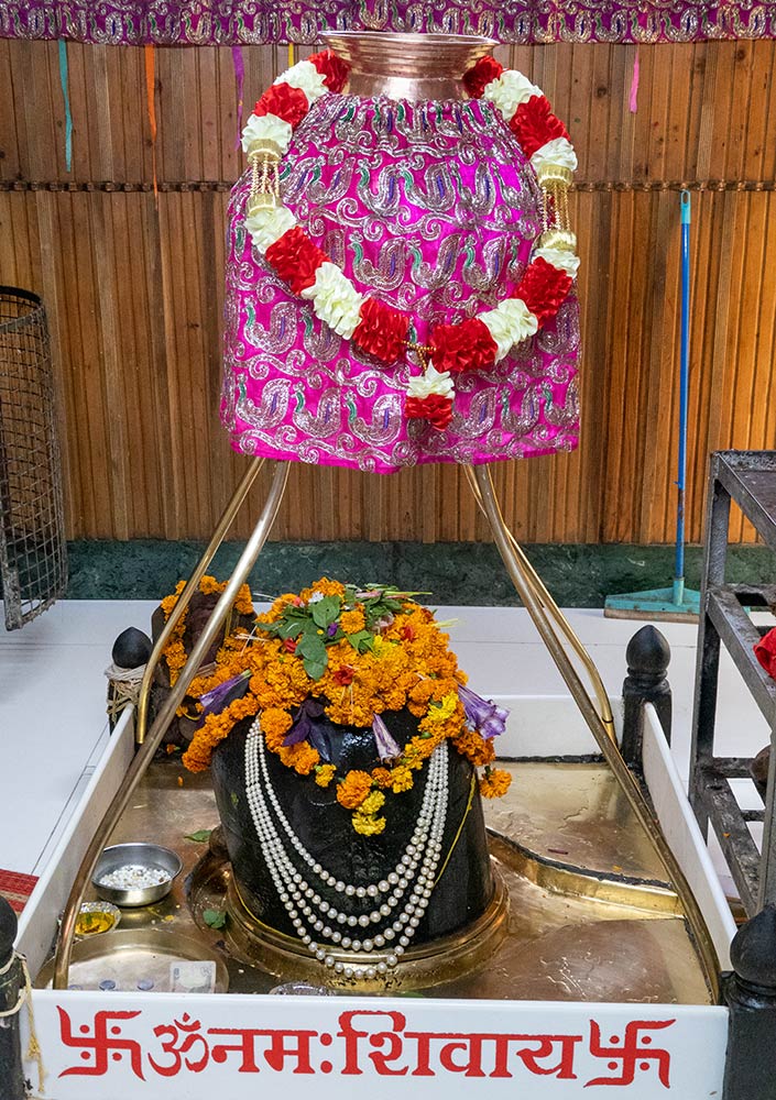 Shiva Lingam Vishwanath Jyotir Lingan temppelissä, Uttarkashi, Uttarakhand