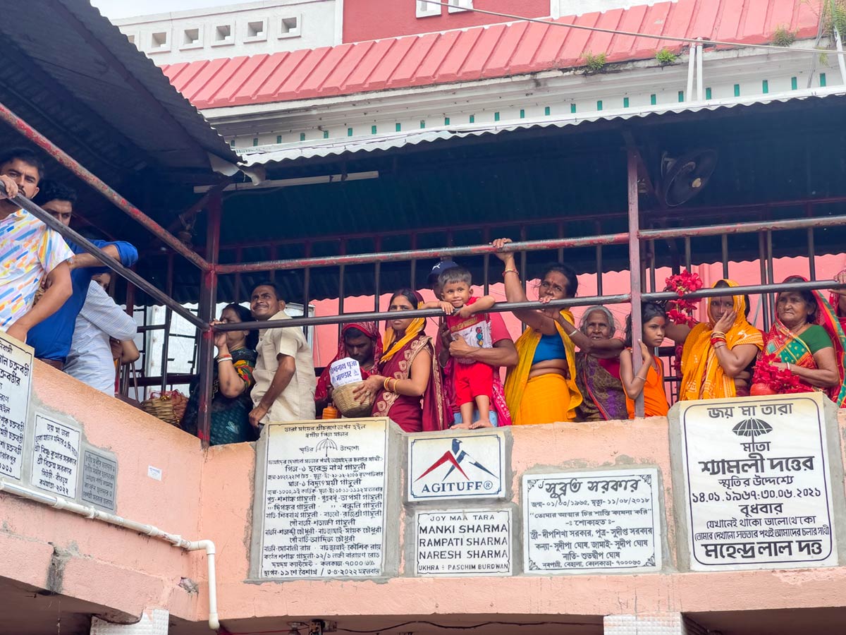 Pelgrims die wachten om de Ma Tara-tempel in Tarapeeth binnen te gaan
