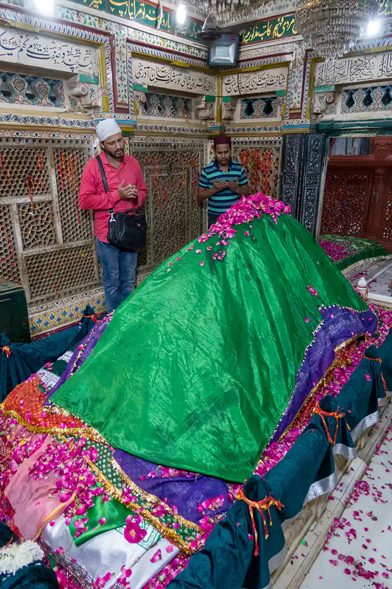Peregrino rezando dentro del santuario de Nizamuddin Dargah, Nueva Delhi