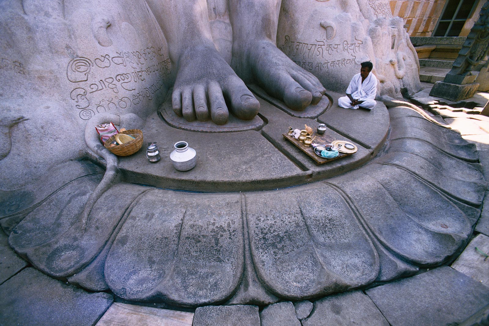 De heilige voeten van het standbeeld van Sri Gomatheswar, Shravanabelagola, India