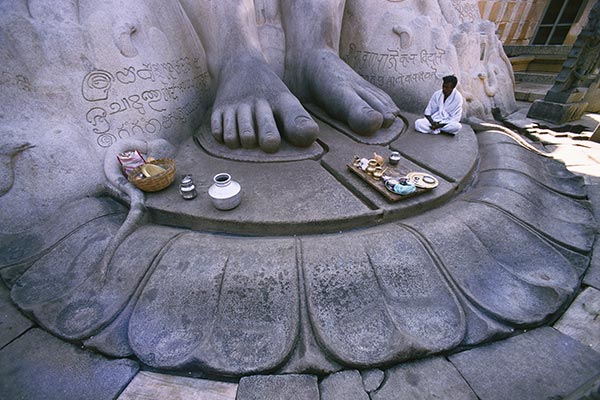 Los santos pies de la estatua de Sri Gomatheswar, Shravanabelagola