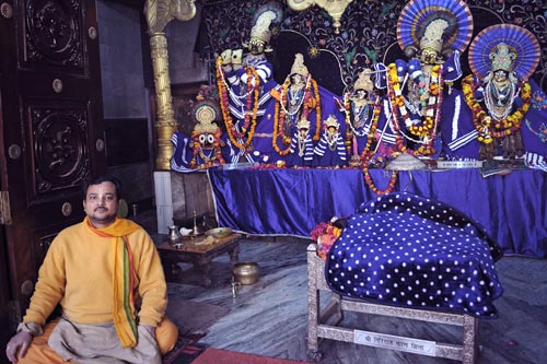 Prêtre hindou avec des statues de Krishna et Gopis, Vrindavan