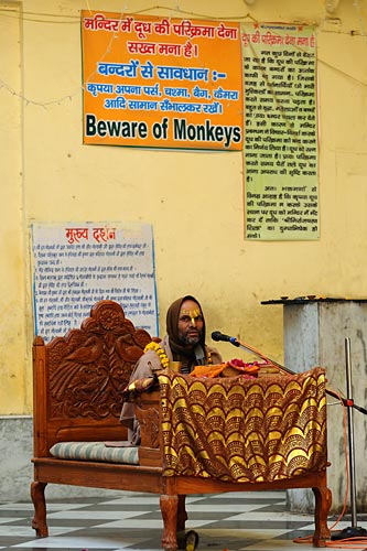 Un sacerdote cantando en un templo de Krishna en Vrindavan