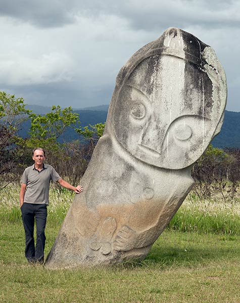 Palindo estátua, vale Bada, ilha de Sulawesi, na Indonésia