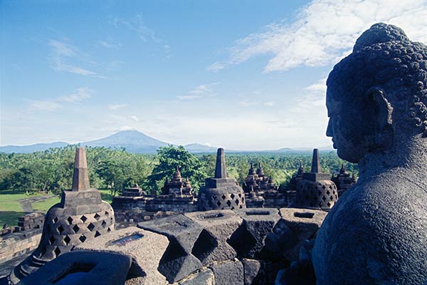 Budaren estatua Borobudur gainean, atzealdean Merapi mendia duela, Java