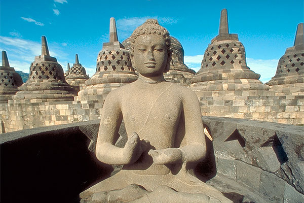 Statue de Bouddha sur la terrasse supérieure de Stupa de Borobudur, Java, Indonésie