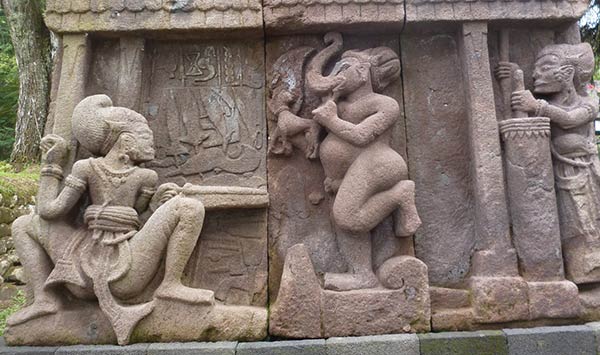 Escultura de forja metálica con Bhima, Arjuna y Ganesh.