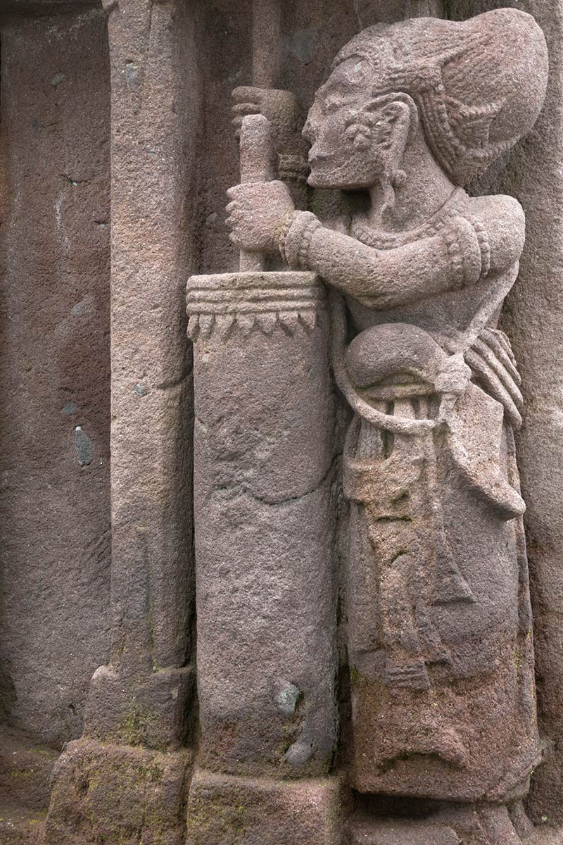 Escultura de piedra de Arjuna en forja de metal, Candi Sukuh