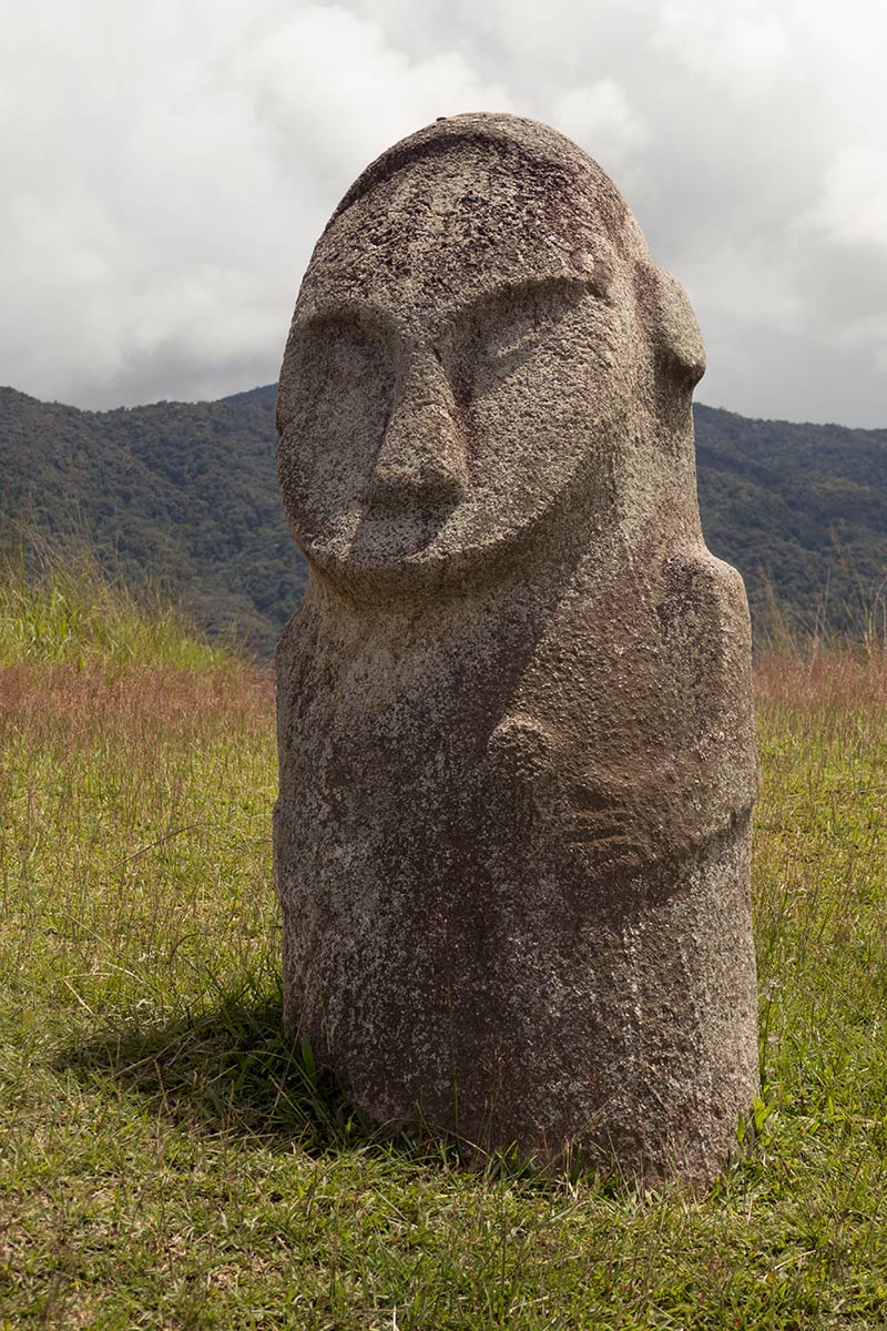 Loga-standbeeld dichtbij Pada-dorp, Bada-Vallei