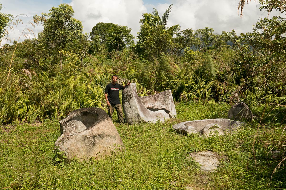 Kalambas rotos con el arqueólogo Iksam Djorimi, cerca del pueblo Kolori, Valle Bada