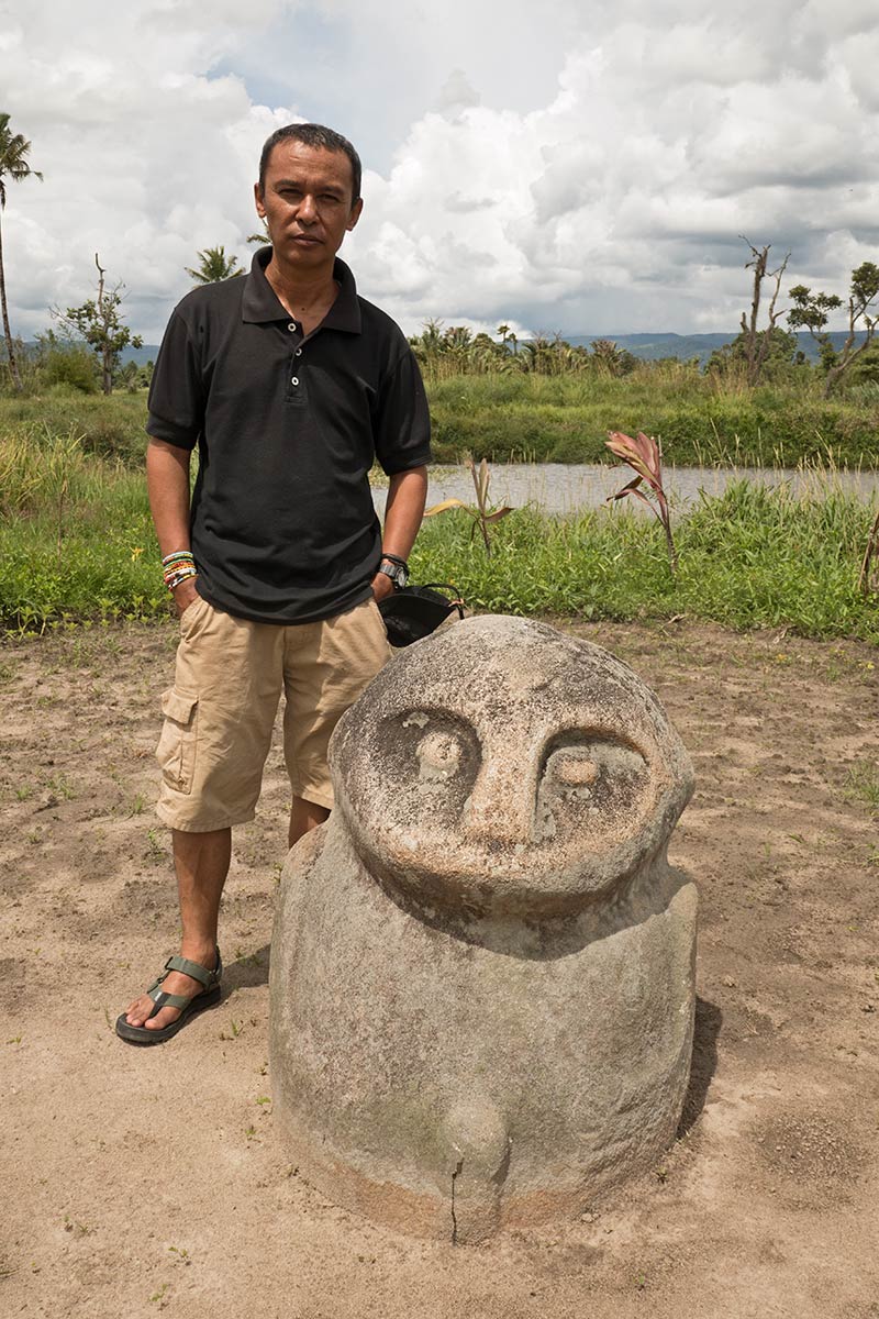 Watu Oba Statue mit dem Archäologen Iksam Djorimi, in der Nähe des Dorfes Lengkeka, Bada Valley