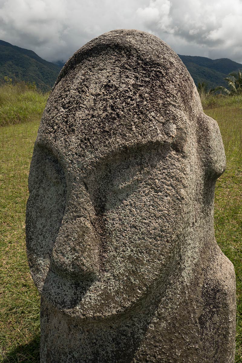 Estátua de Loga perto da aldeia de Pada, vale de Bada