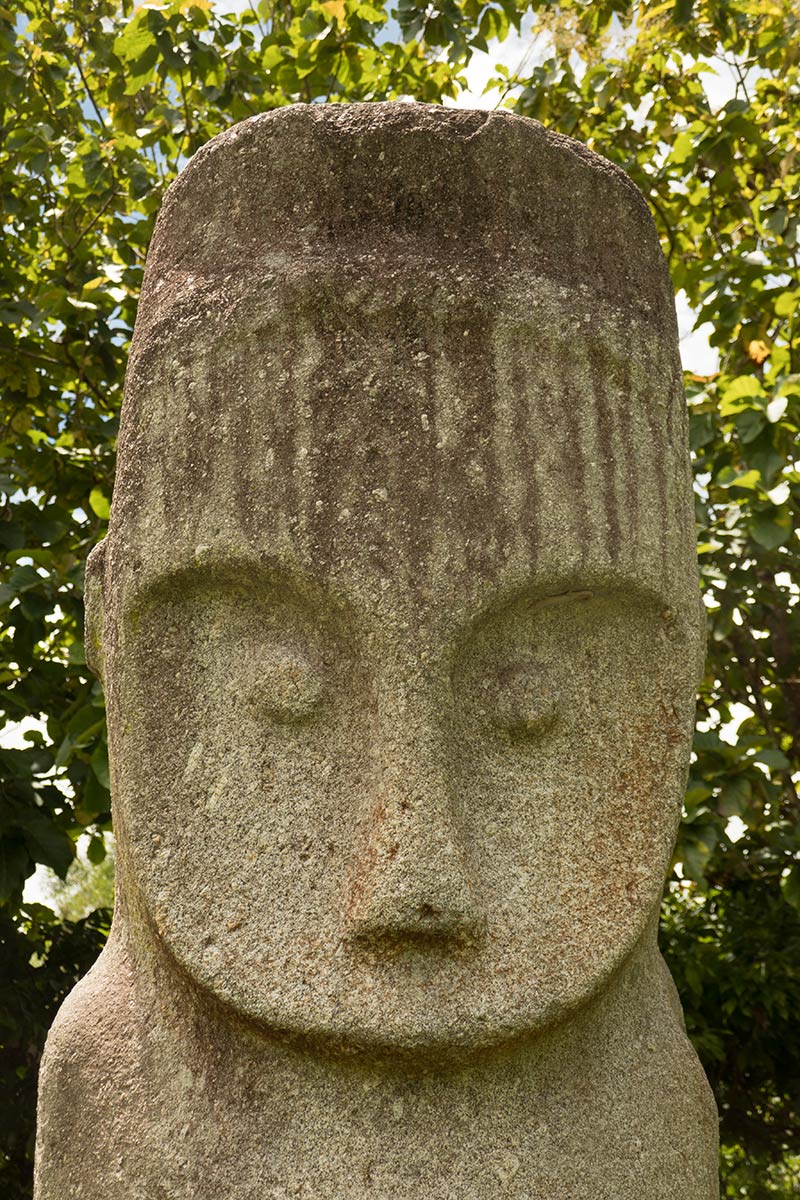 Langke Bulava-standbeeld dichtbij Bomba-dorp, Bada-Vallei