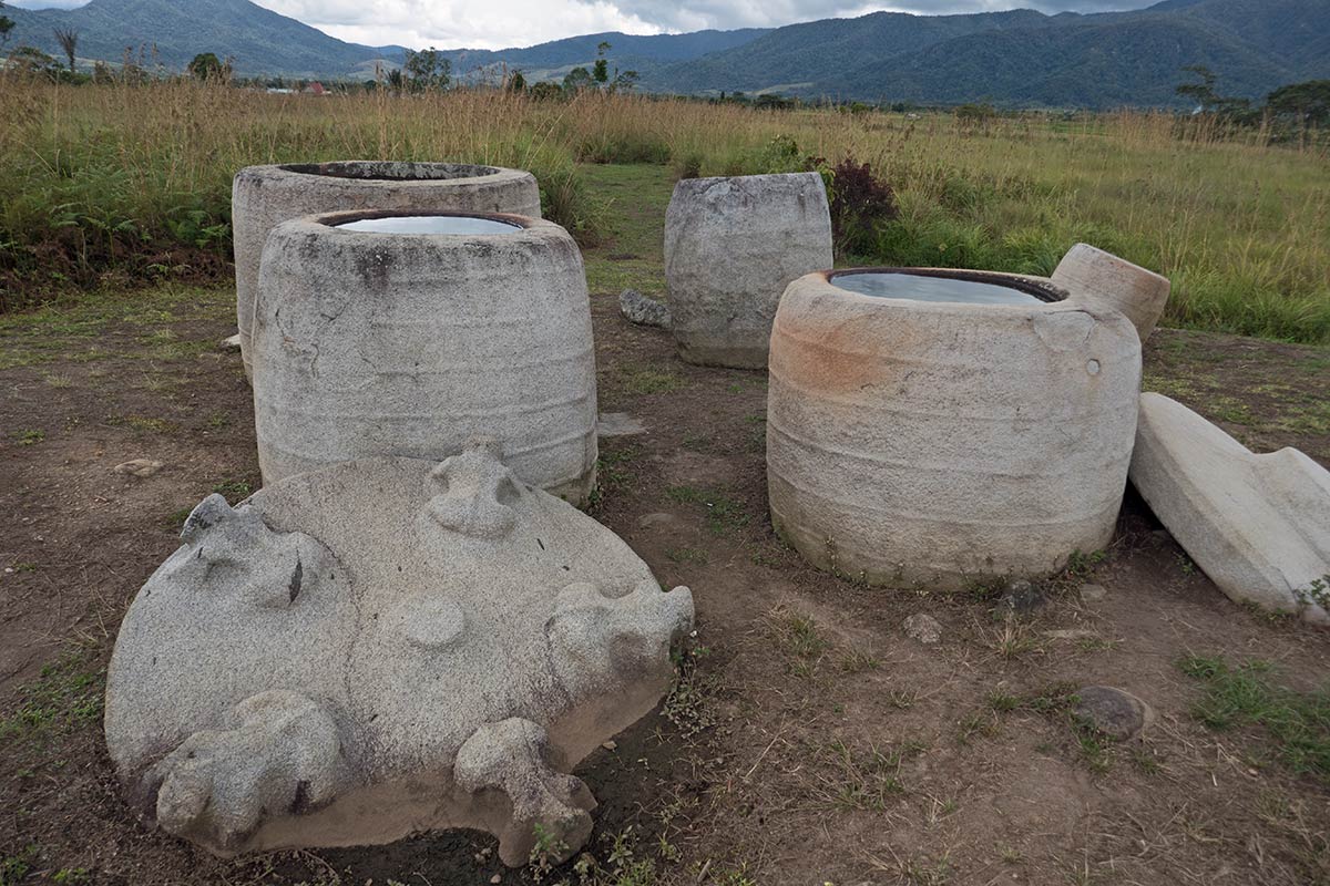 Plusieurs kalambas, site de Pokekea près du village de Hanggira, vallée de Besoa