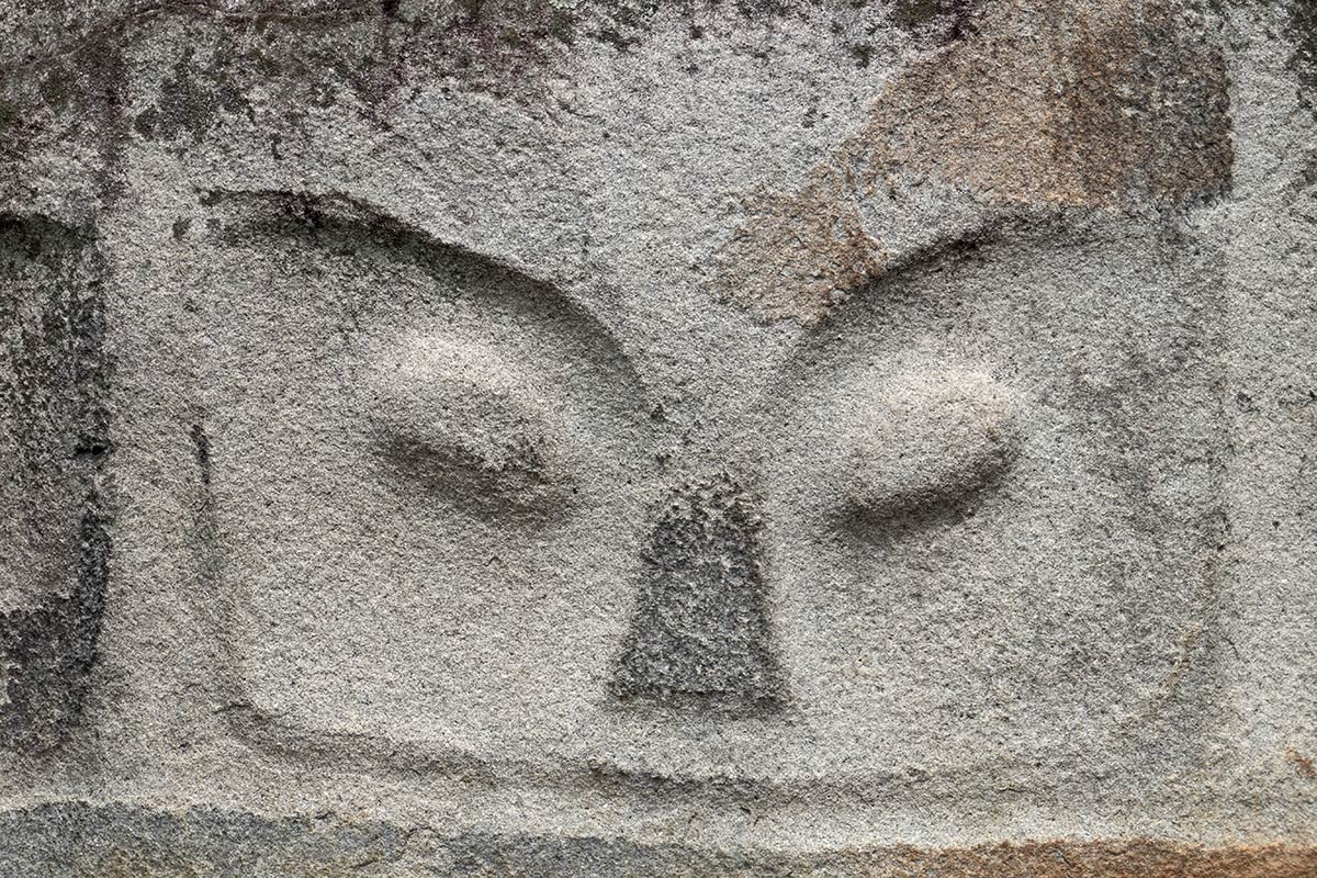 Chiuda in su della scultura sul lato di Kalamba, vicino al villaggio di Hanggira, Valle del Besoa